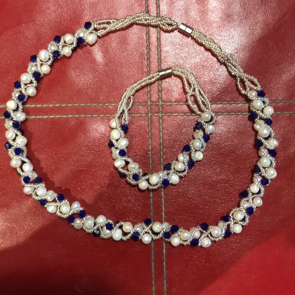 Freshwater pearls necklace bracelet set
